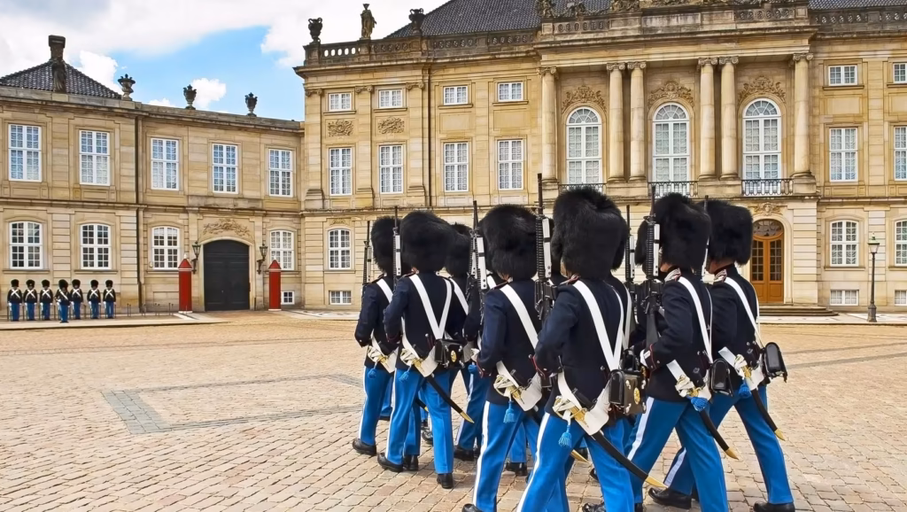 denemarken kopenhagen amalienborg kasteel koninklijke garde wisseling wacht shutterstock